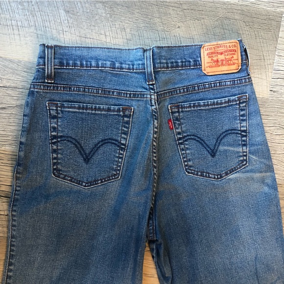 Perfectly Slimming Levi’s Cropped Denim Jeans 12 - Picture 5 of 13